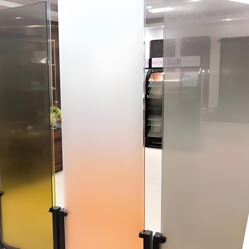 Laminated glass with colorgradient PVB interlayer